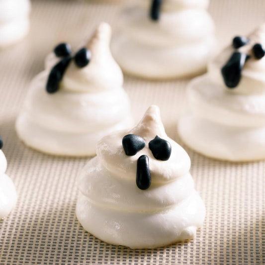 Try these adorable meringue ghosts for a spooky addition to your cake or cupcakes, or as a sweet treat on their own!